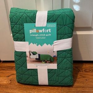 Pillowfort full/queen quilt- reversible Kelly green/Navy NEW